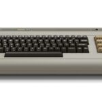 Commodore 64 Ultimate édition beige avec clavier transparent et éclairage LED, version modernisée de l'ordinateur classique des années 1980