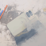 Le moment où la batterie du Pixel 10 Pro Fold s’enflamme après la rupture du châssis pendant le test de pliage.