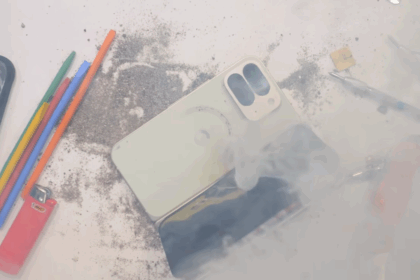 Le moment où la batterie du Pixel 10 Pro Fold s’enflamme après la rupture du châssis pendant le test de pliage.