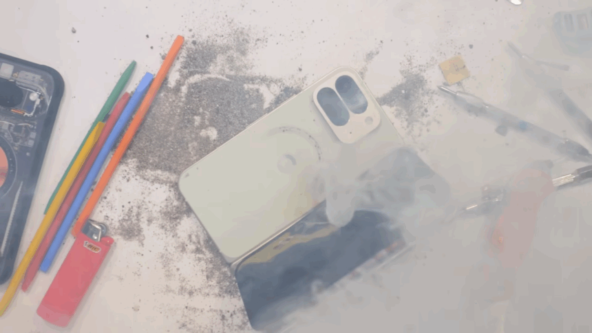 Le moment où la batterie du Pixel 10 Pro Fold s’enflamme après la rupture du châssis pendant le test de pliage.