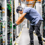 Un technicien inspecte les serveurs d’un centre de données d’Amazon Web Services (AWS). Ces infrastructures infonuagiques soutiennent une grande partie du web mondial. Crédit photo Amazon