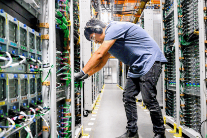 Un technicien inspecte les serveurs d’un centre de données d’Amazon Web Services (AWS). Ces infrastructures infonuagiques soutiennent une grande partie du web mondial. Crédit photo Amazon
