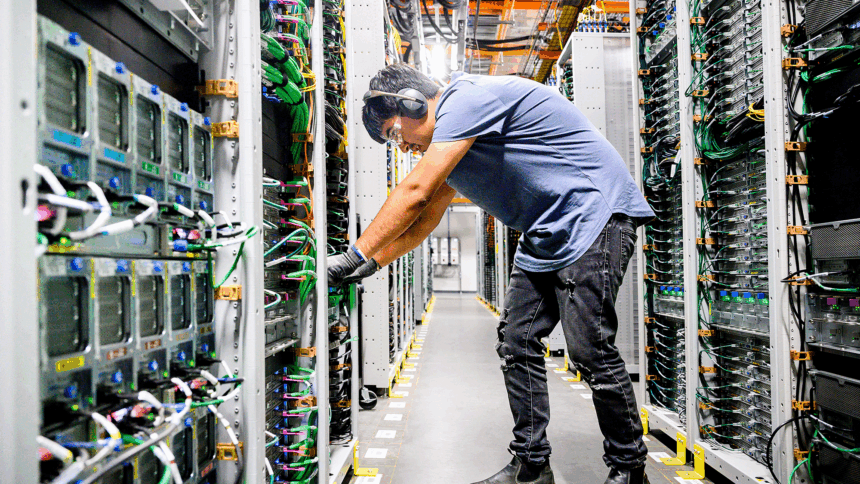 Un technicien inspecte les serveurs d’un centre de données d’Amazon Web Services (AWS). Ces infrastructures infonuagiques soutiennent une grande partie du web mondial. Crédit photo Amazon